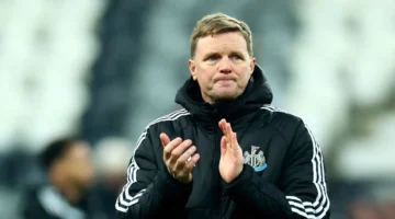 إدي هاو يشيد بأداء نيوكاسل بعد ركلة جزاء مثيرة للجدل ضد برشلونة